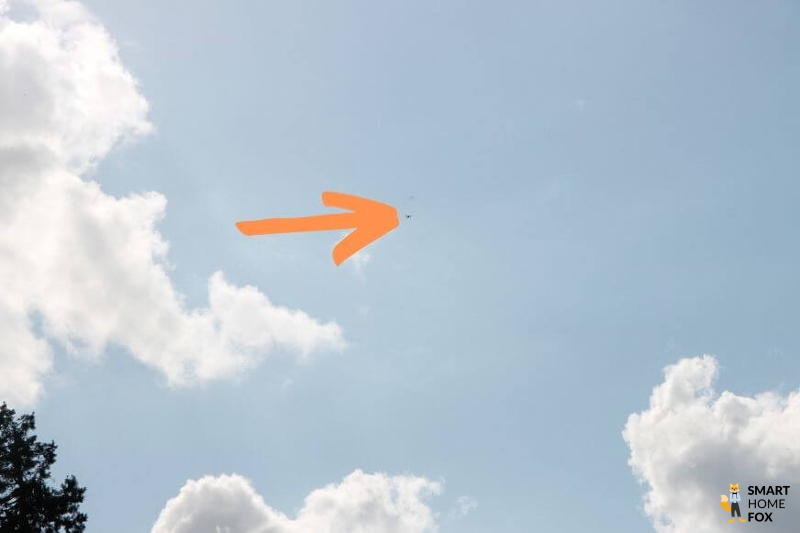 Die DJI Mini 3 Pro ist aus wenigen Hundert Metern mit bloßem Auge kaum mehr sichtbar